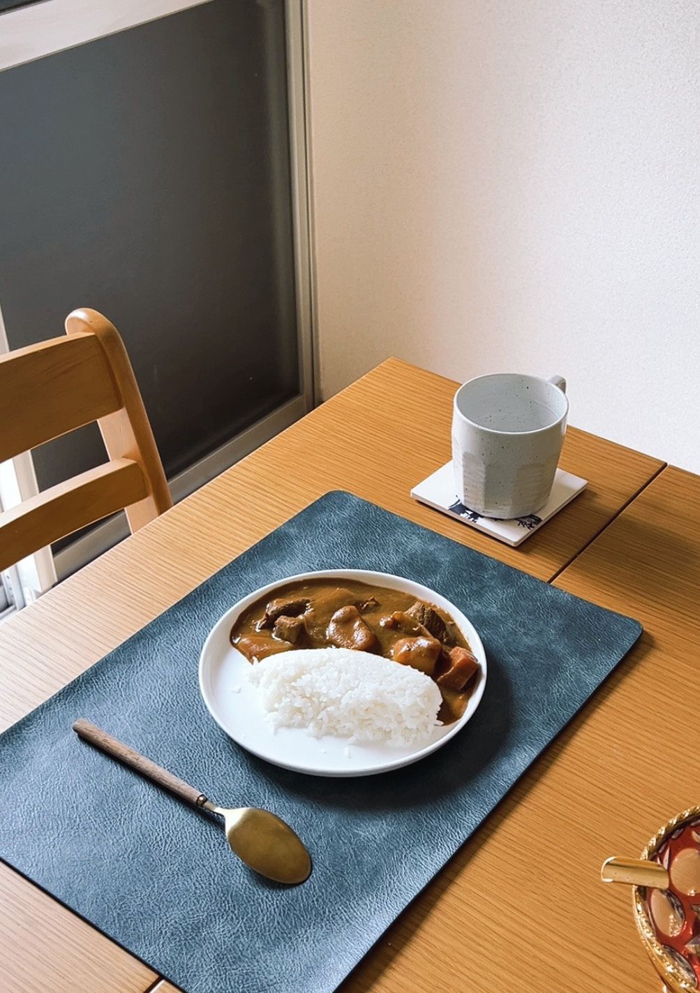 餐桌上的一餐,咖哩飯與茶